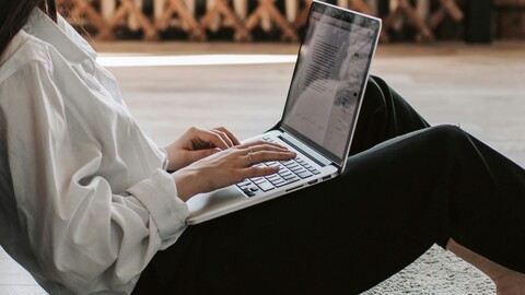 Chica escribiendo en el ordenador